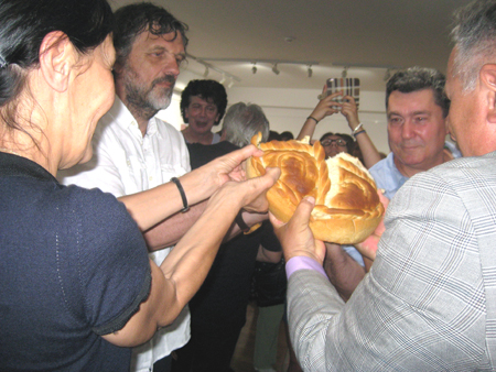 Emir and Maja Kusturica with Dimitrije Vujadinović, break the Slavic bread
