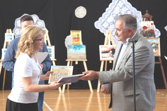 Organizer President Snezana Baba receives a thank you note from Dimitri Vujadinovic